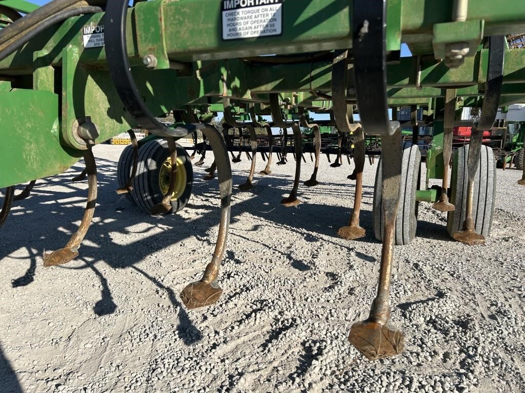  John Deere 2210 Field Cultivator
