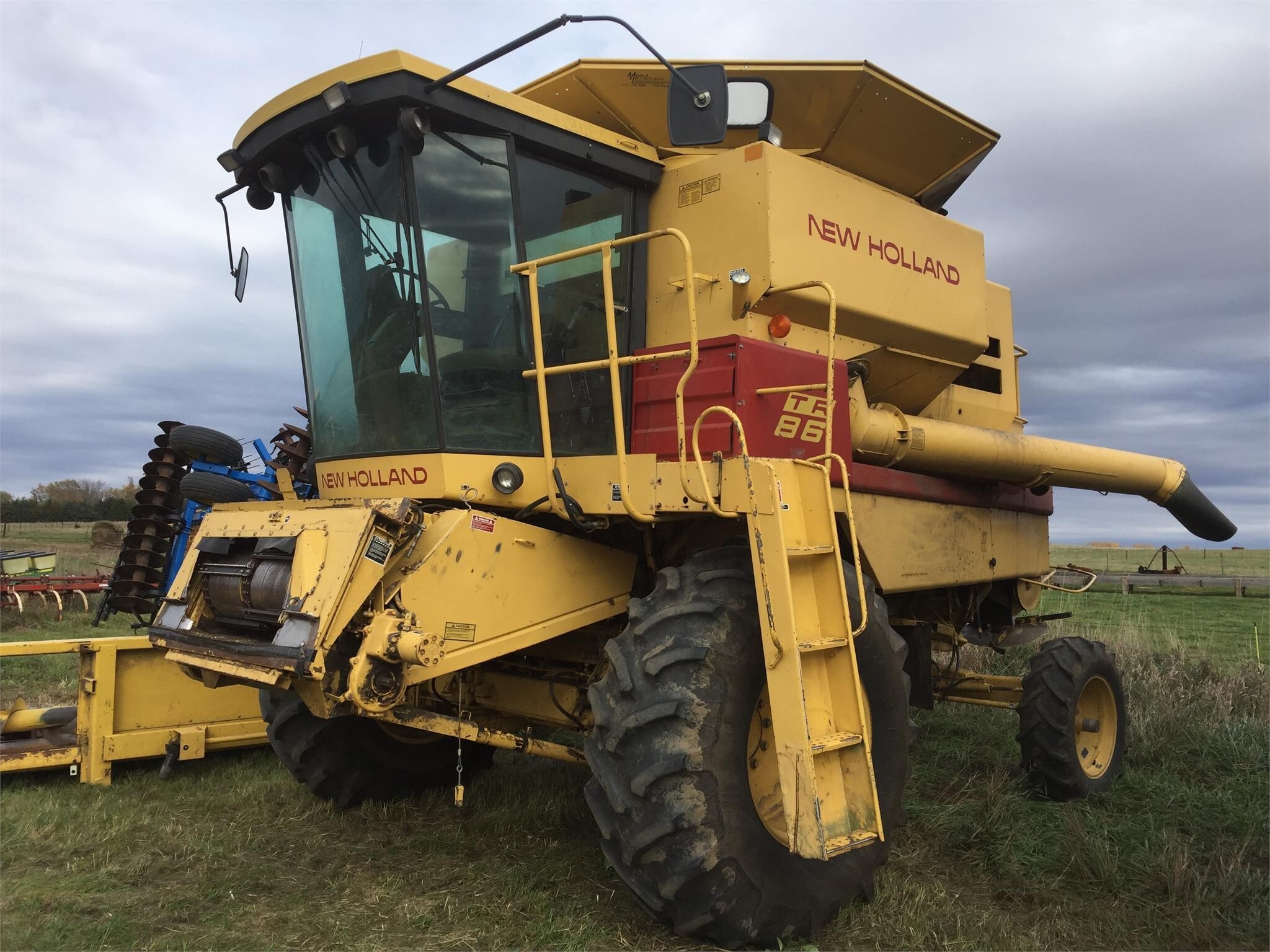 1987 New Holland TR86 Combine