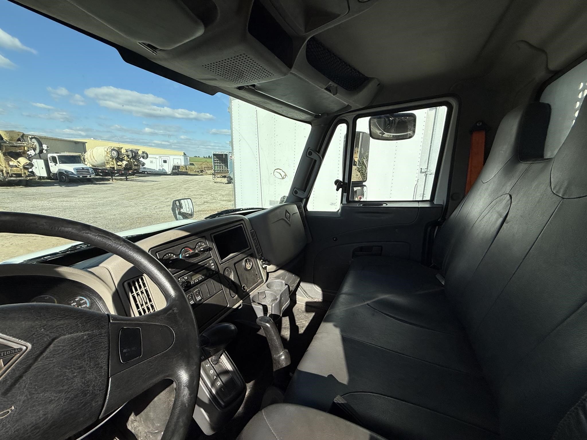 2013 International DURASTAR 4300 Semi Trucks/Trailer