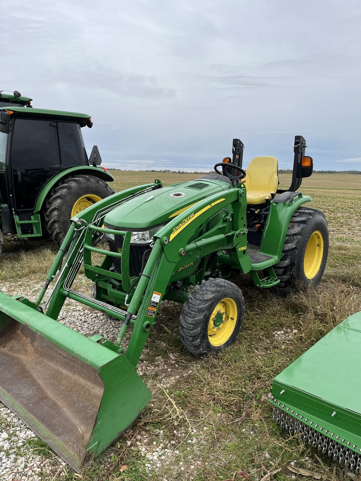 2016 John Deere 3033R Tractor