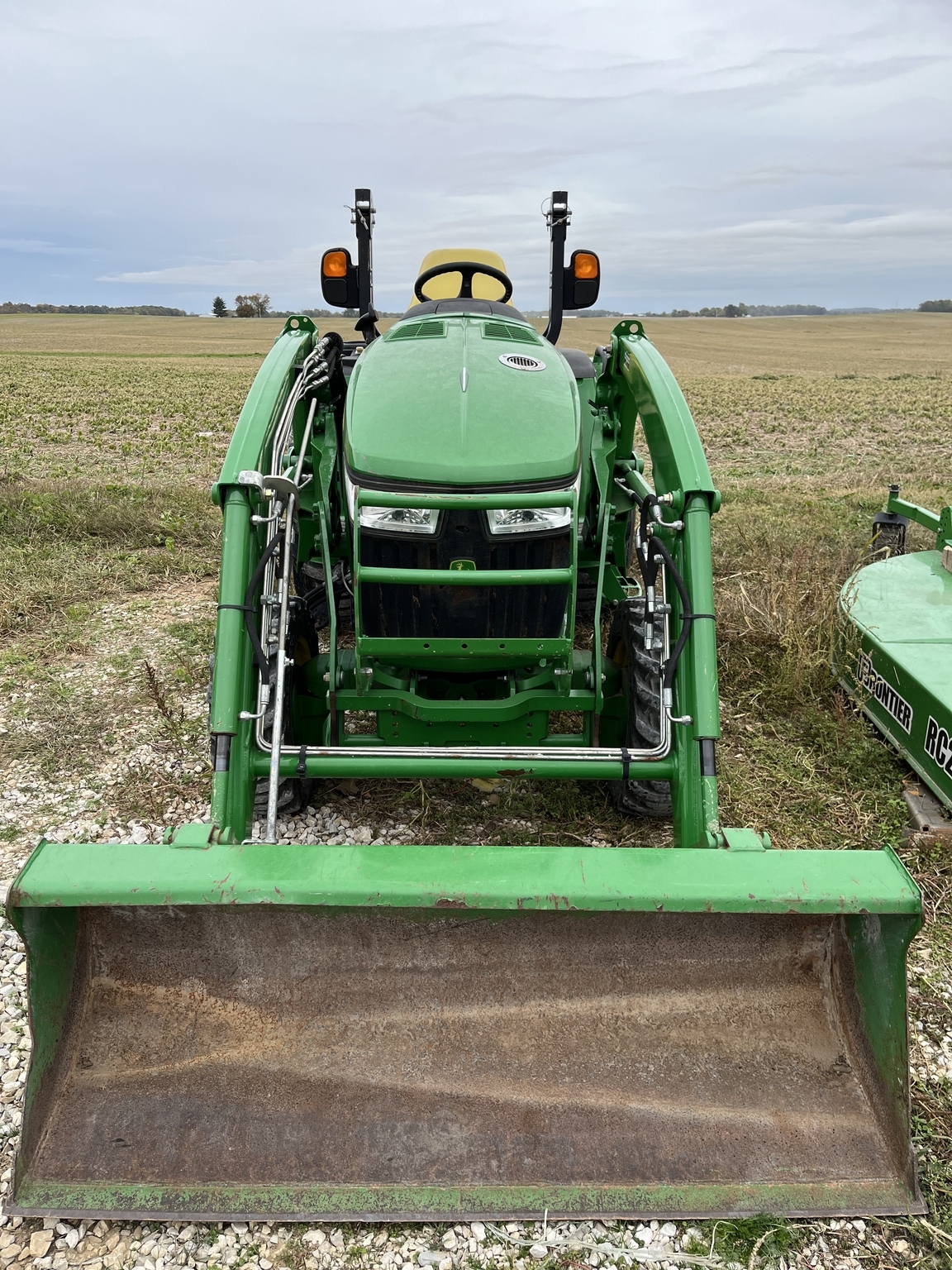 2016 John Deere 3033R Tractor