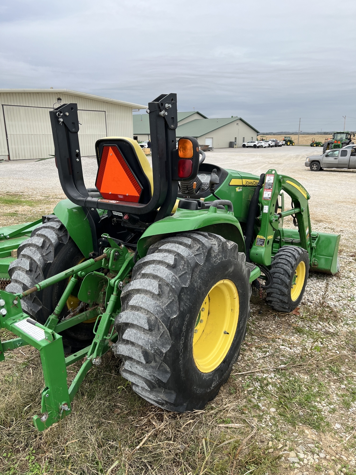 2016 John Deere 3033R Tractor
