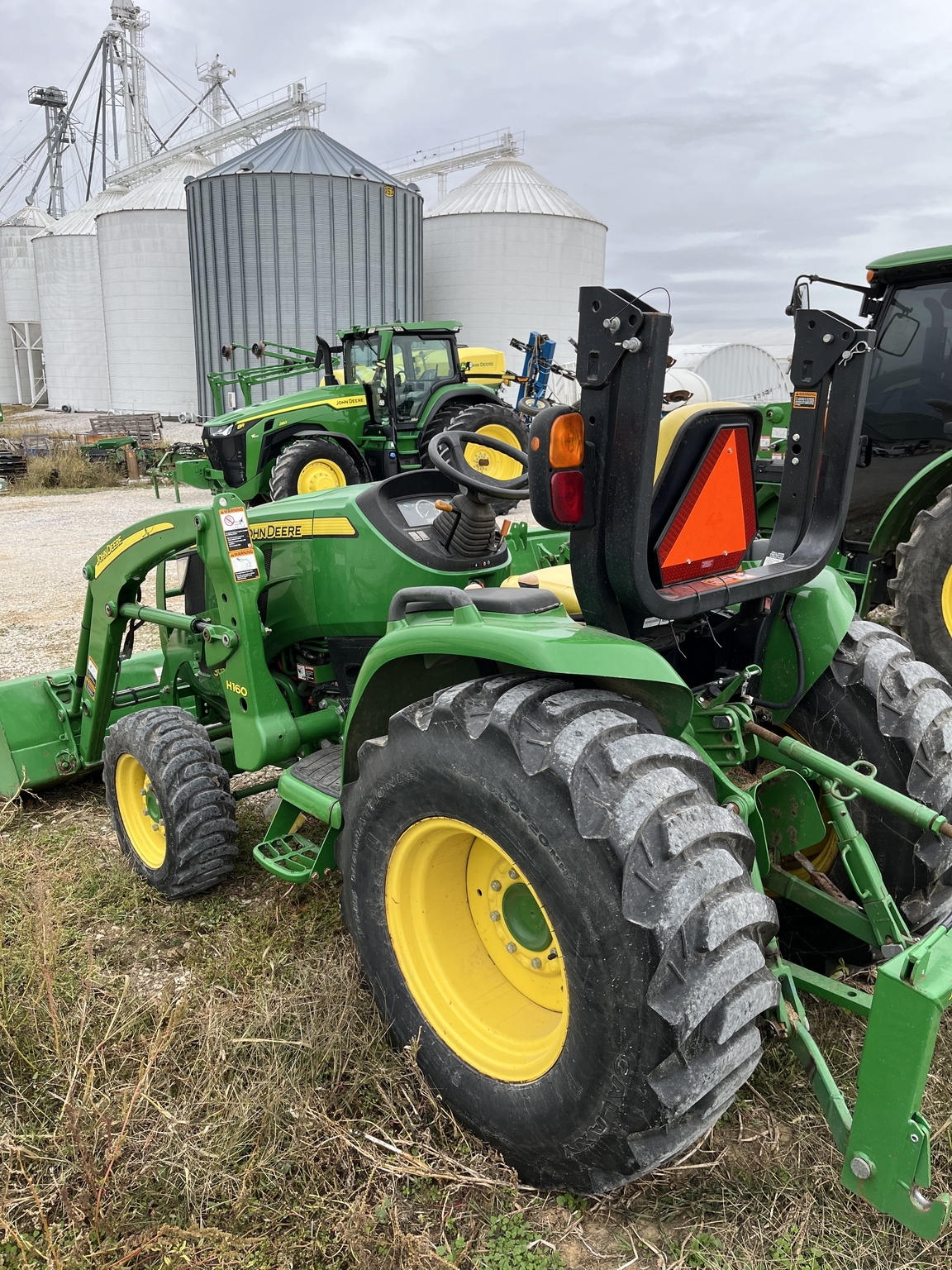 2016 John Deere 3033R Tractor