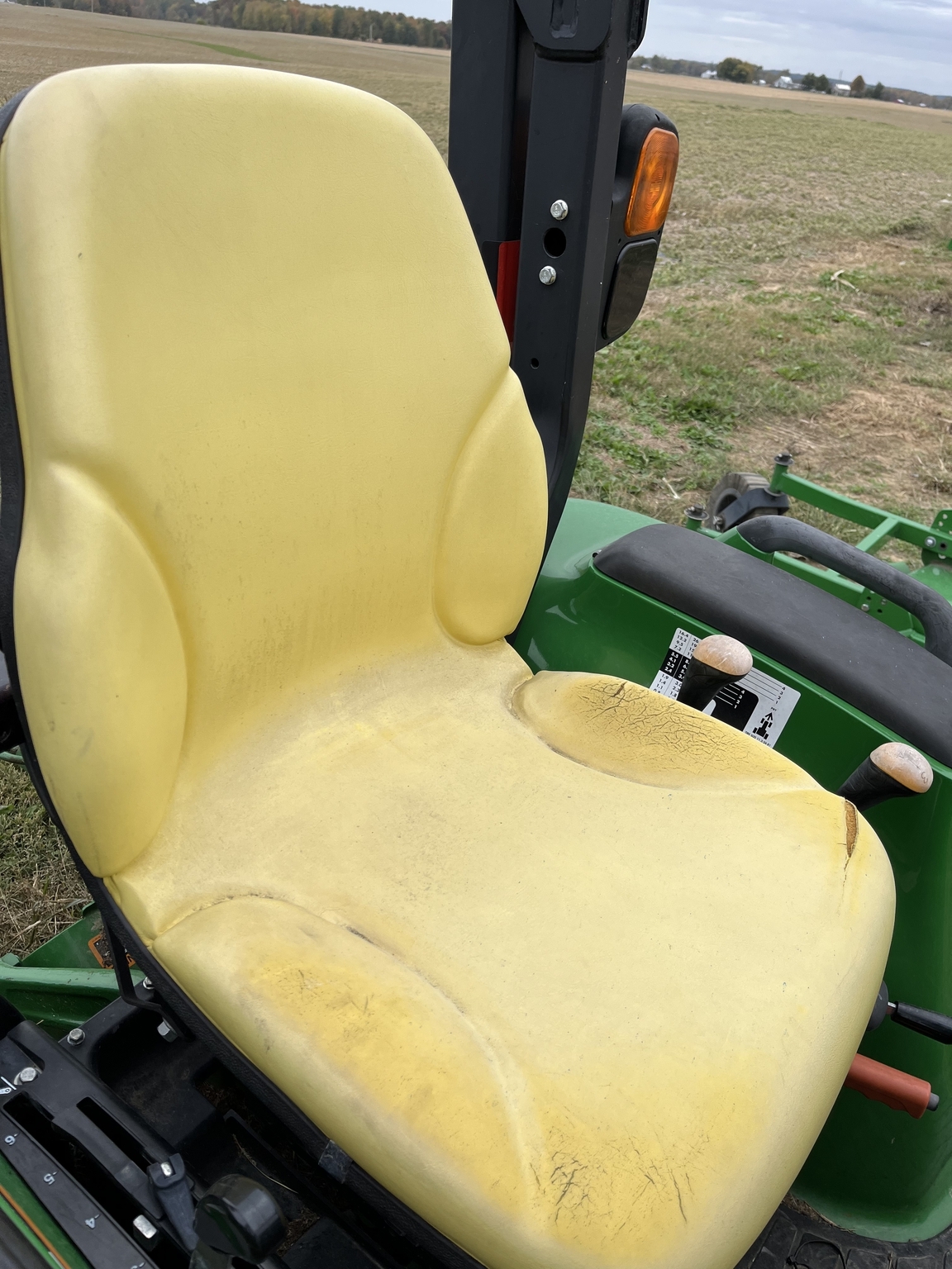 2016 John Deere 3033R Tractor