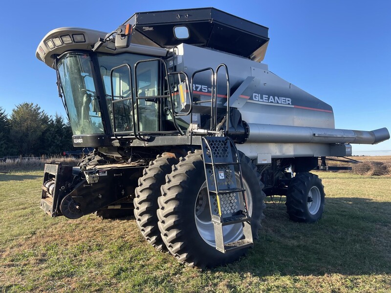 Gleaner R75 Combine