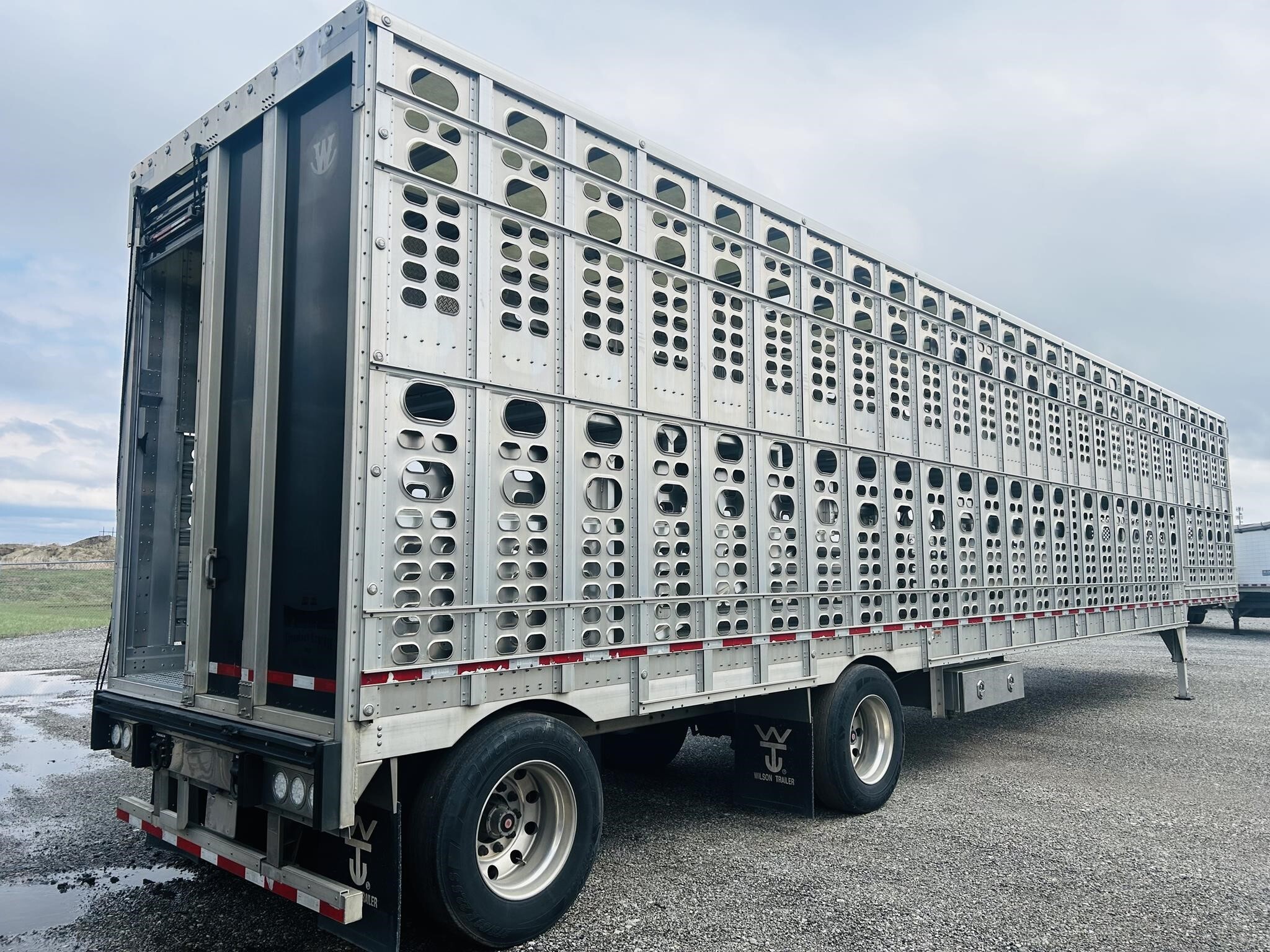2021 Wilson PSADL-400P Livestock Trailer