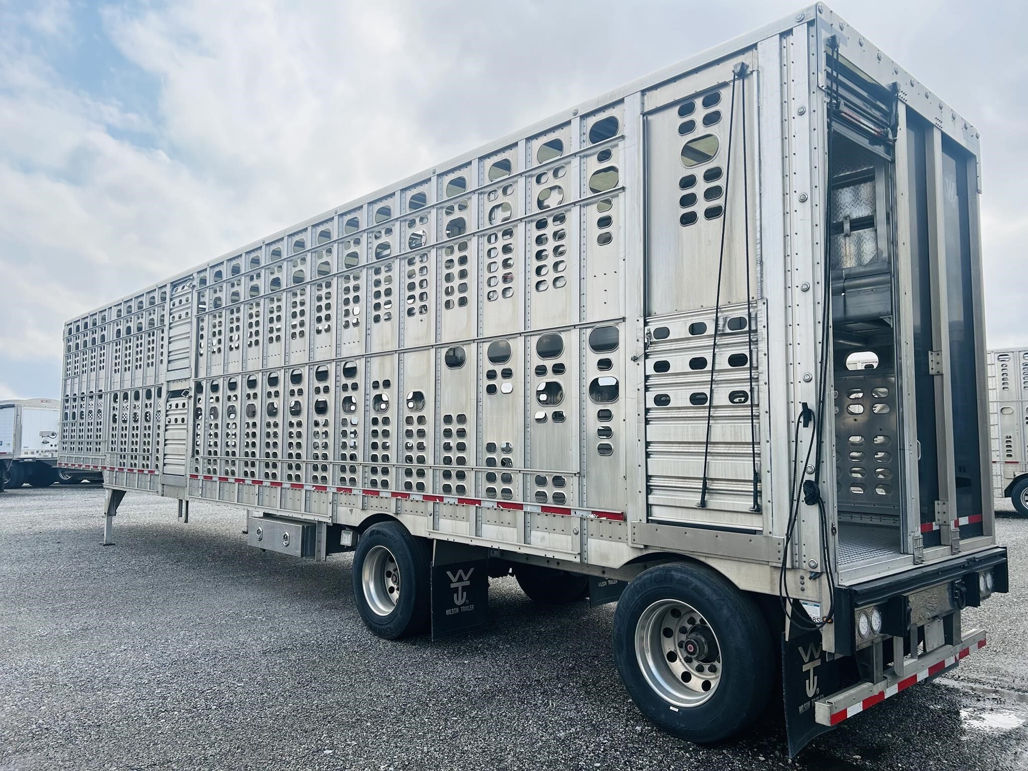 2021 Wilson PSADL-400P Livestock Trailer