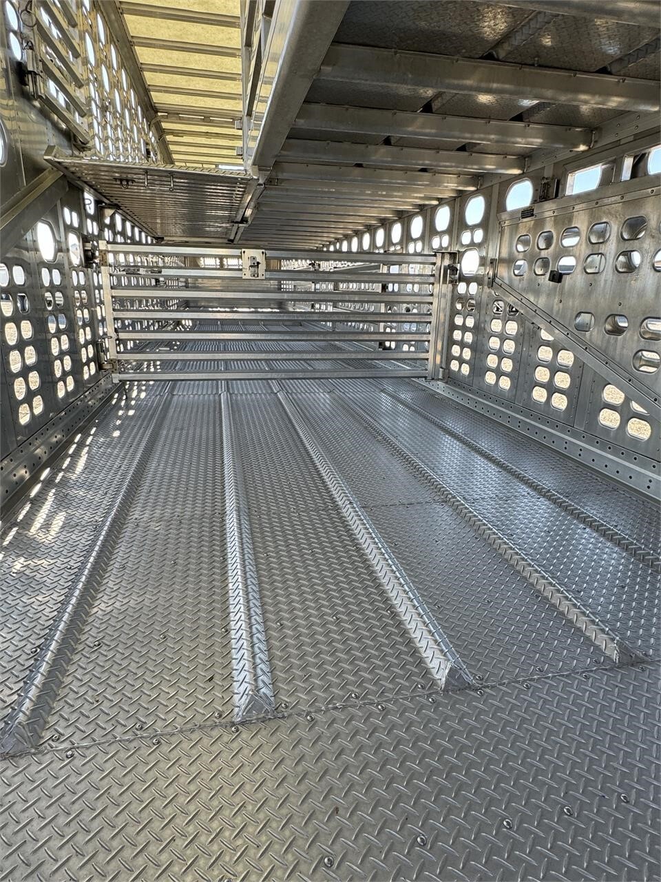 2021 Wilson PSADL-400P Livestock Trailer