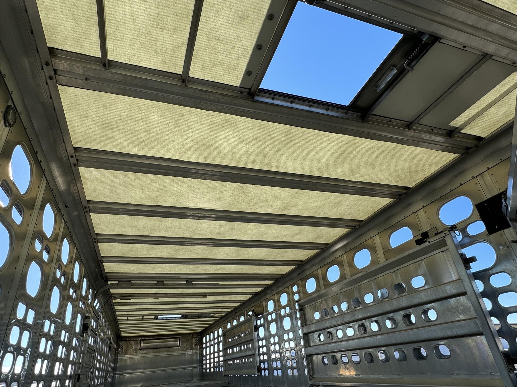 2021 Wilson PSADL-400P Livestock Trailer