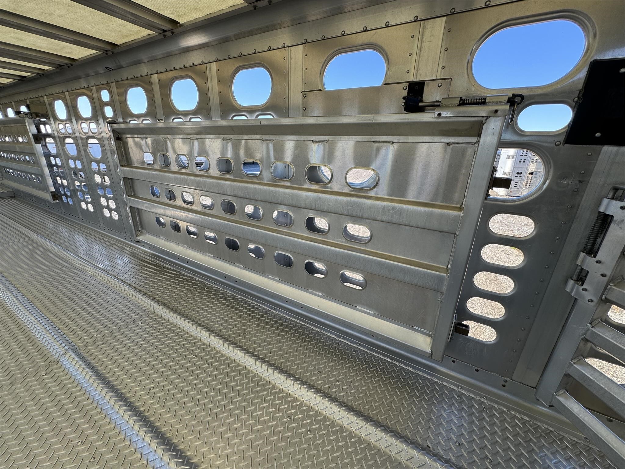 2021 Wilson PSADL-400P Livestock Trailer