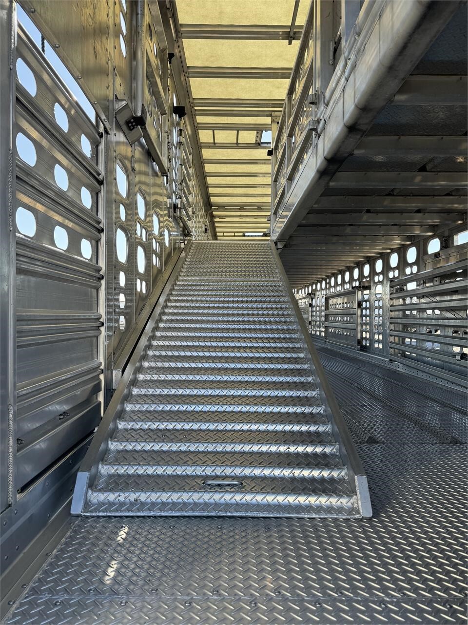 2021 Wilson PSADL-400P Livestock Trailer