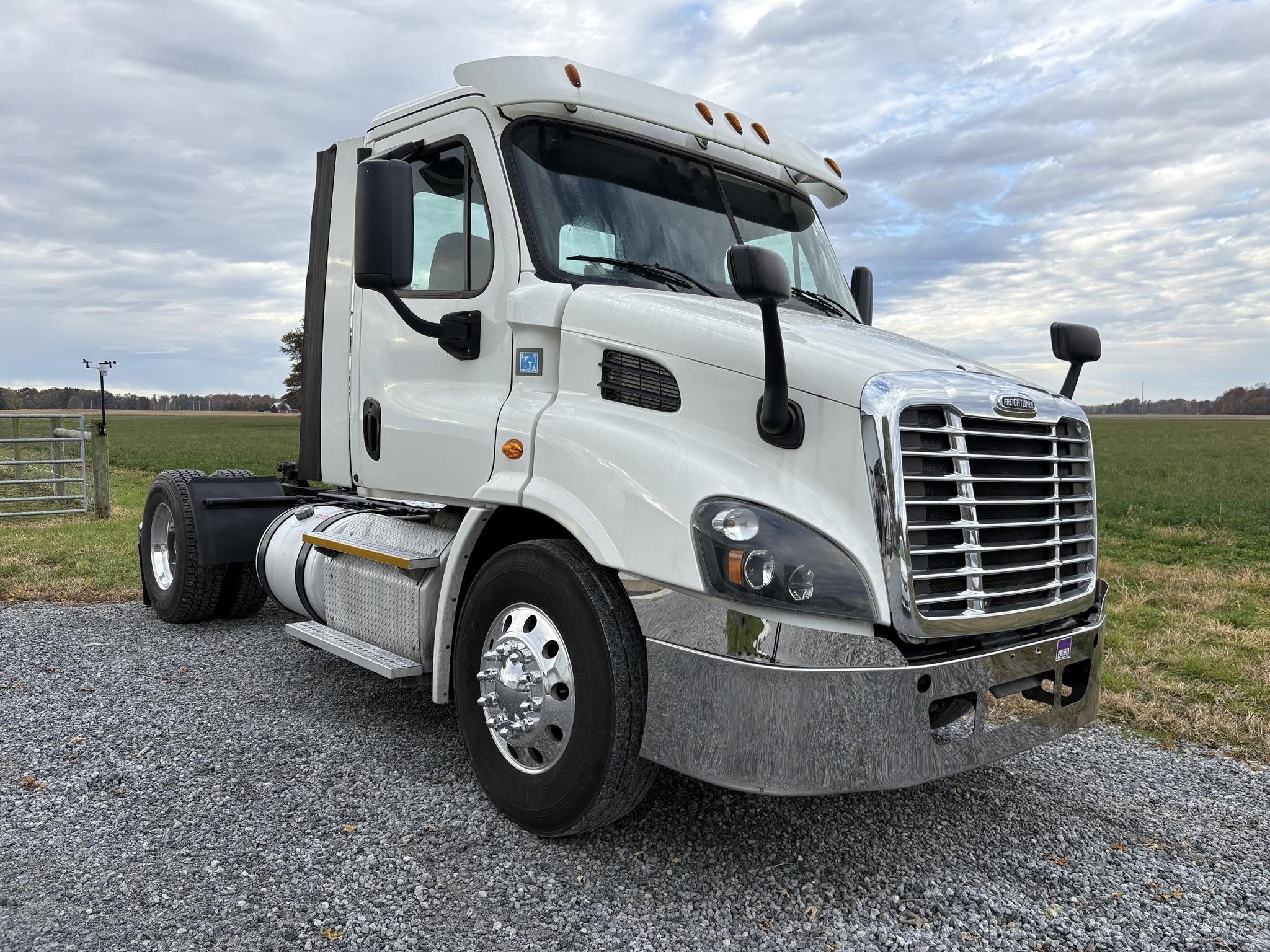 2017 Freightliner CASCADIA 113 Semi Trucks/Trailer