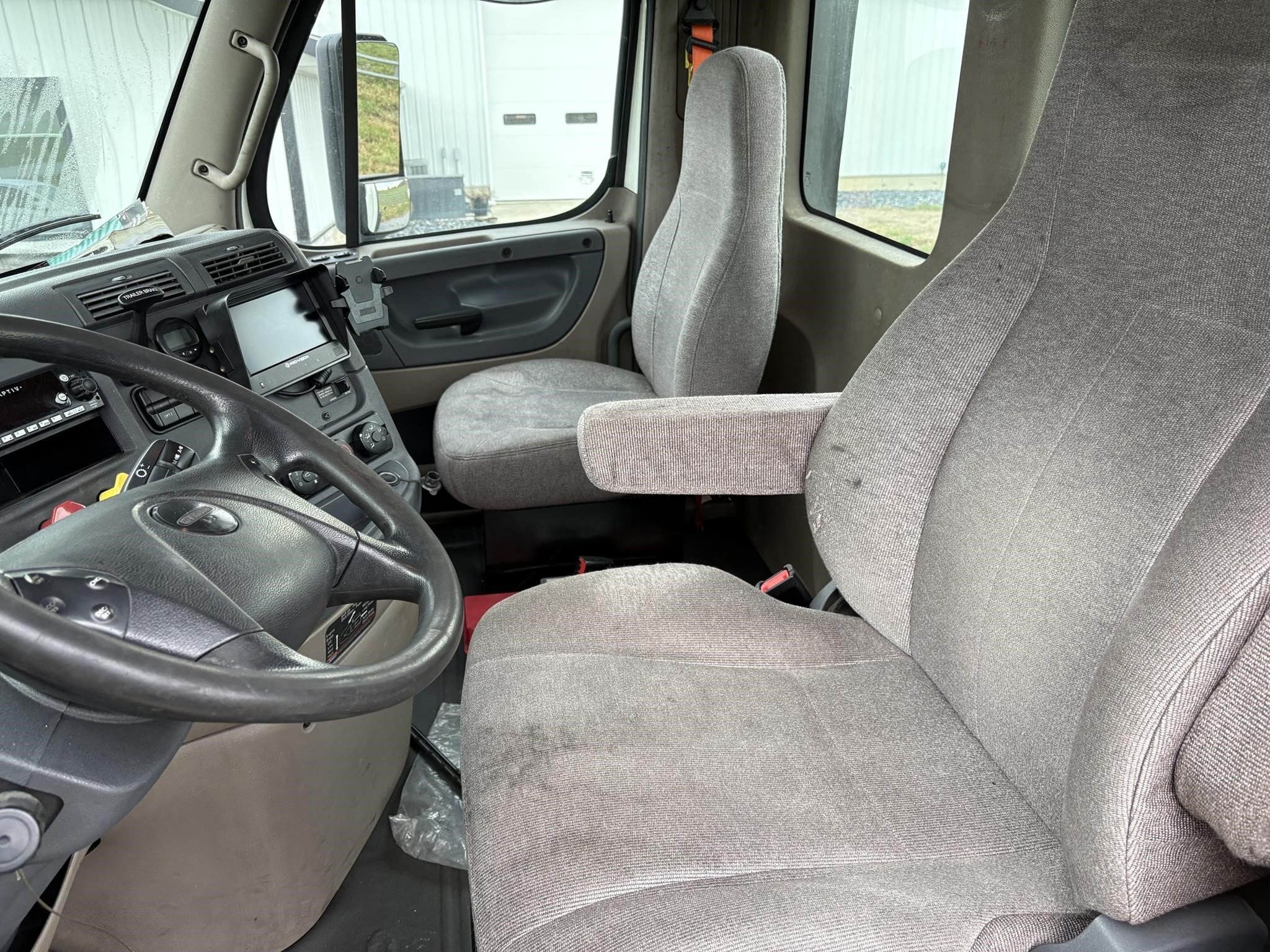 2017 Freightliner CASCADIA 113 Semi Trucks/Trailer