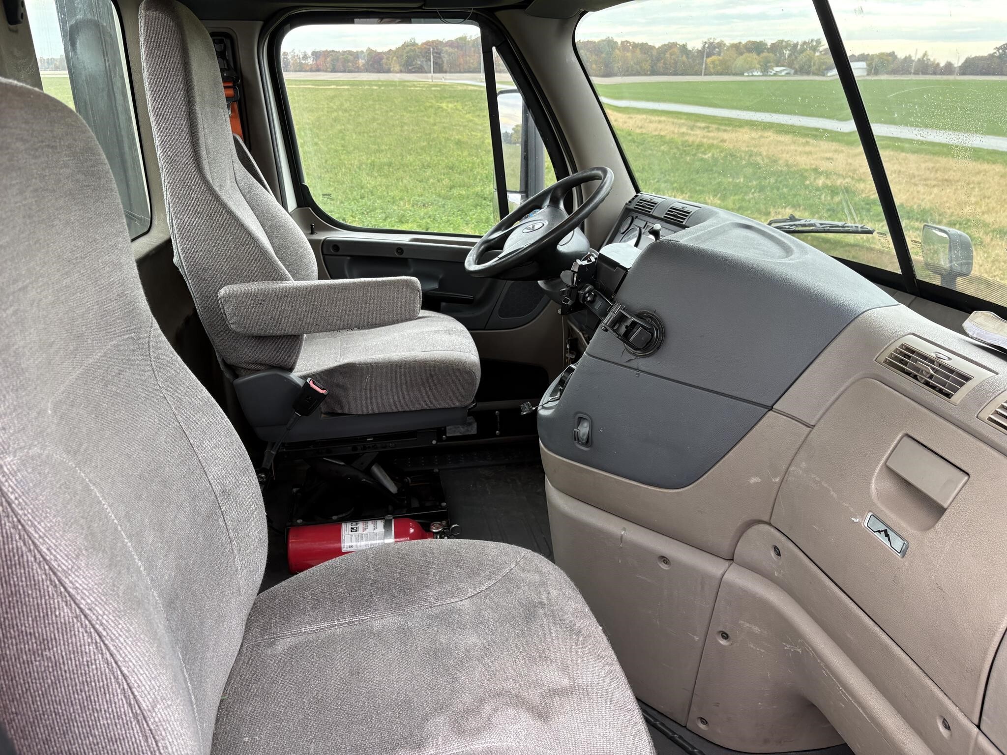 2017 Freightliner CASCADIA 113 Semi Trucks/Trailer