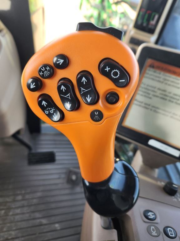 2014 John Deere R4038 Self-Propelled Sprayer