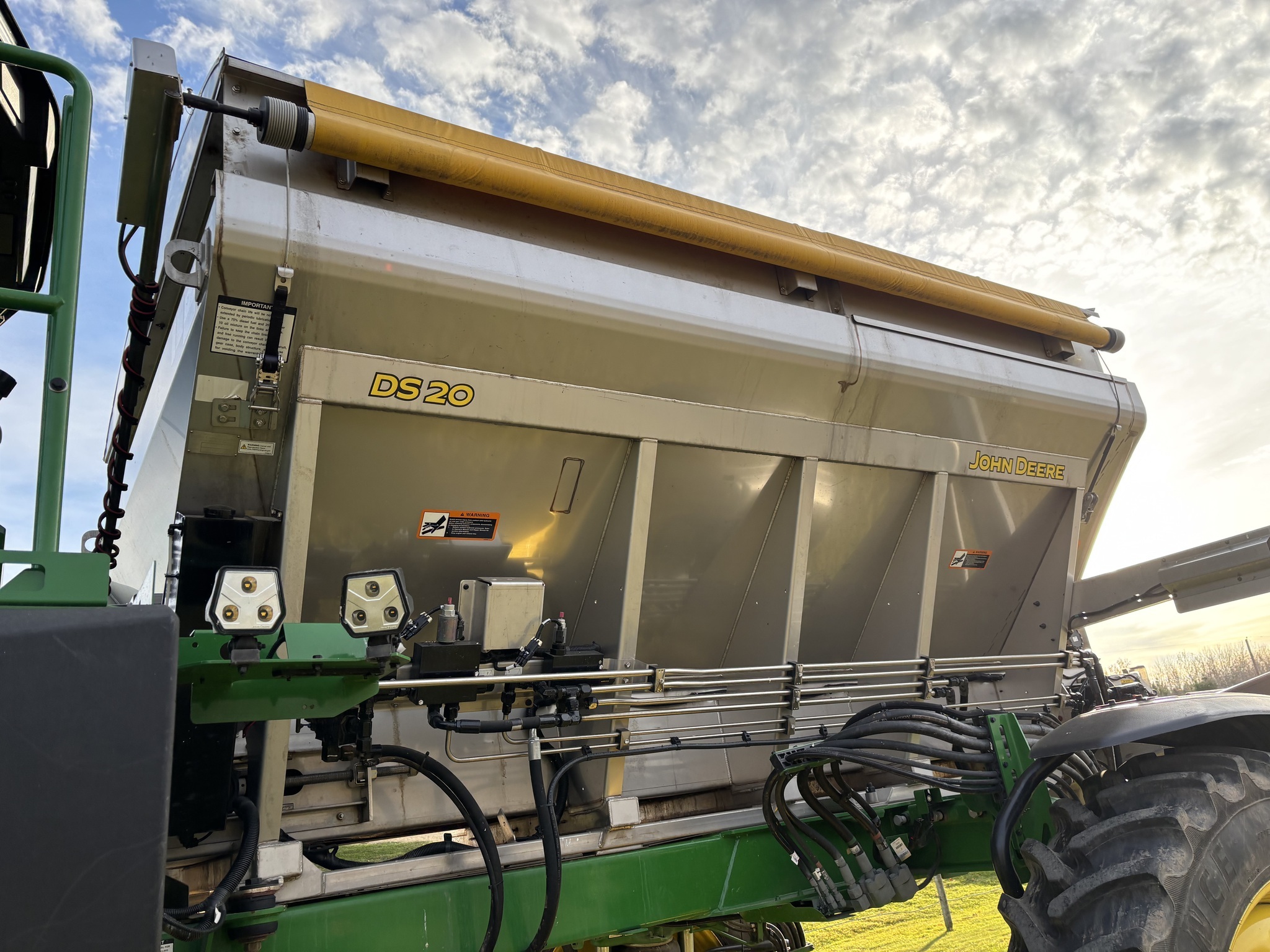 2025 John Deere 400R Self-Propelled Fertilizer Spreader