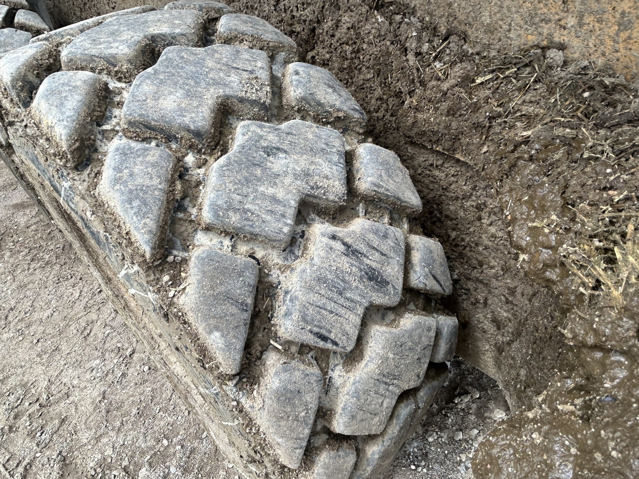 2022 Deere 320G Skid Steer