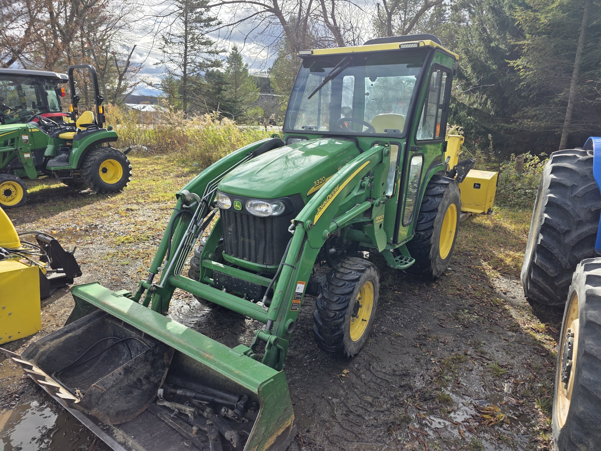 2009 John Deere 3320 Tractor