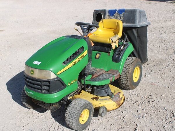 Used John Deere LA105 Lawn Mowers for Sale - 1 Listing | Machinery