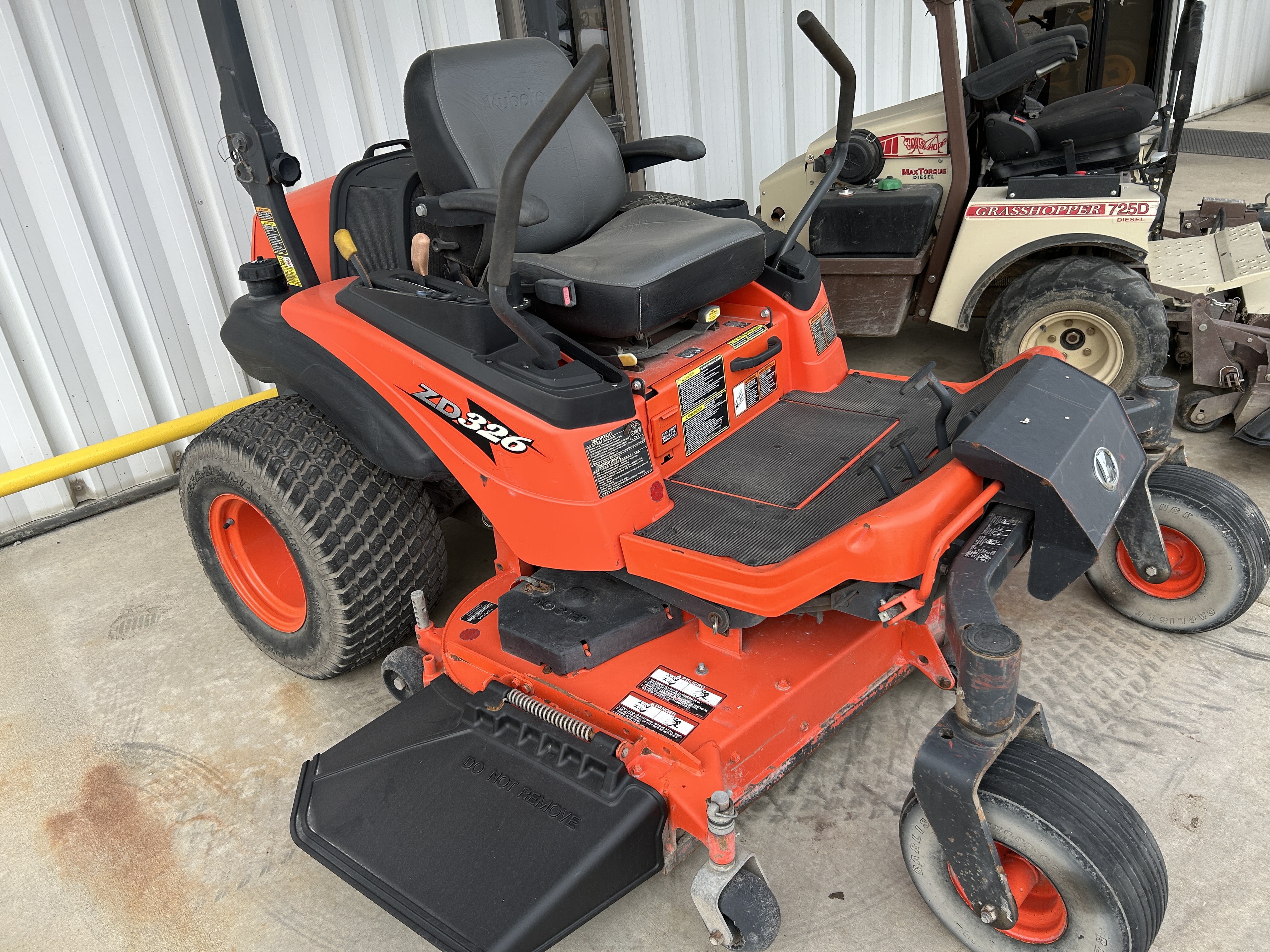 213 Kubota ZD326P-60 Lawn Mower