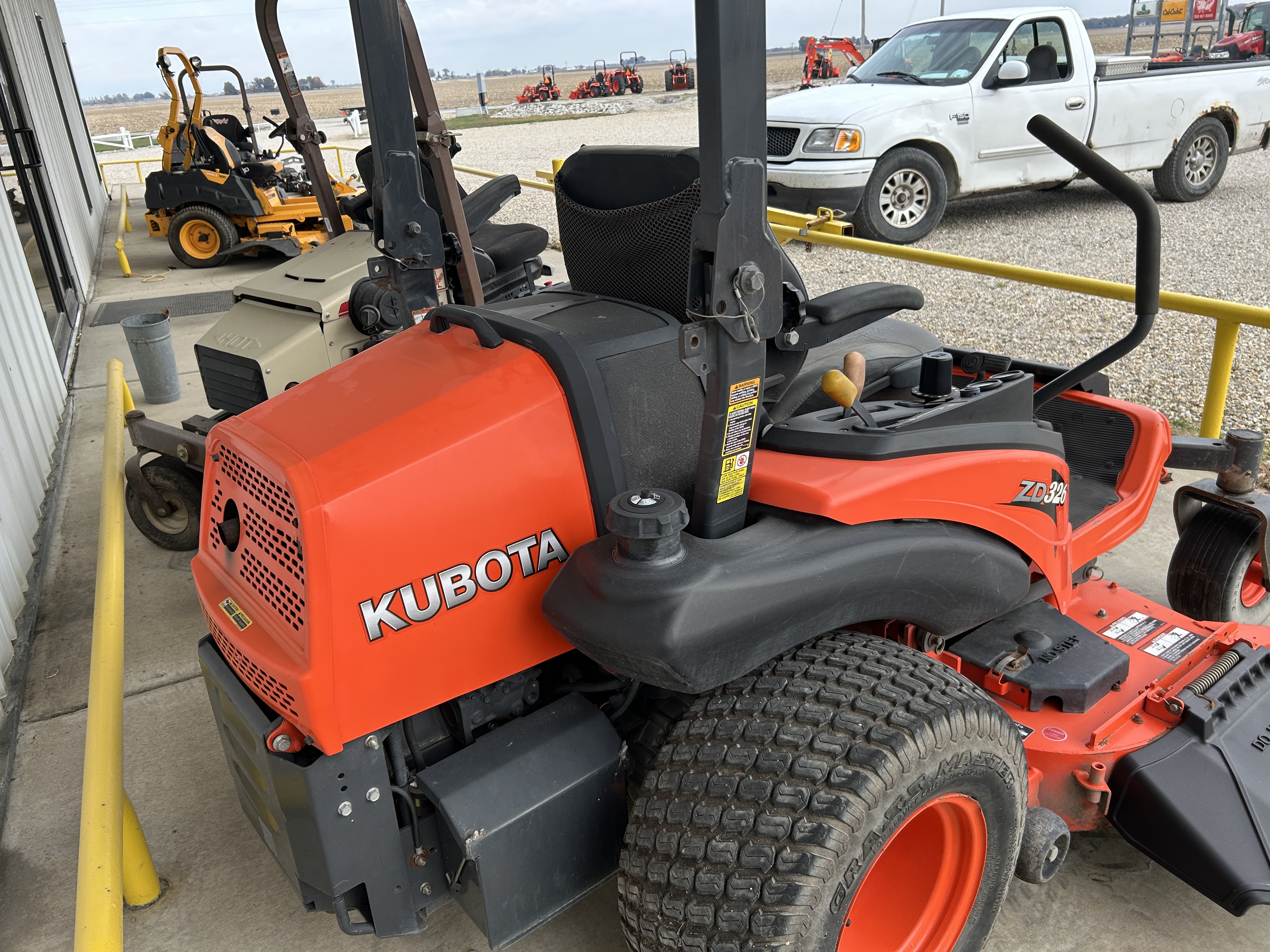 213 Kubota ZD326P-60 Lawn Mower