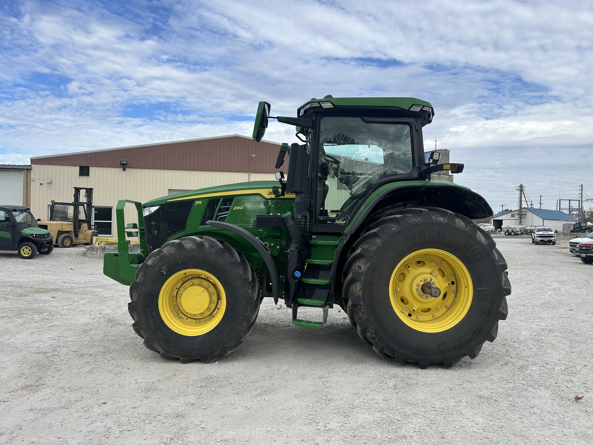 2025 John Deere 7R 290 Tractor