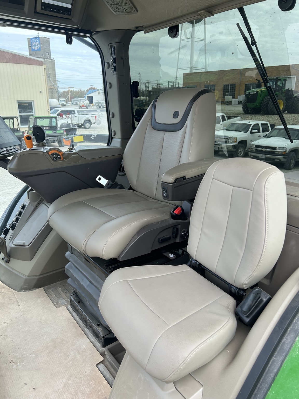 2025 John Deere 7R 290 Tractor