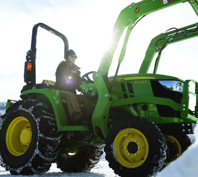 2022 John Deere 3032E Tractor