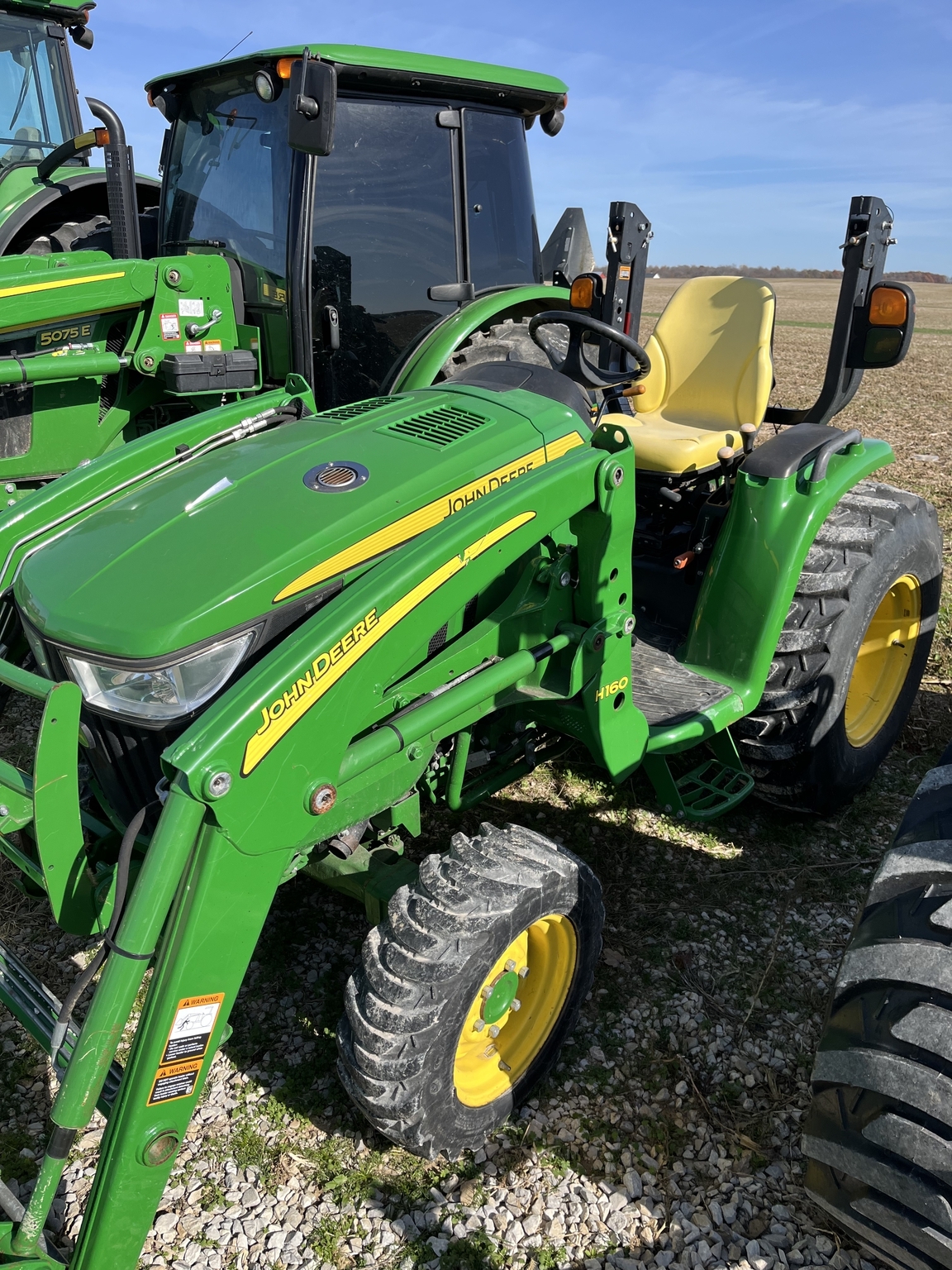 2016 John Deere 3033R Tractor
