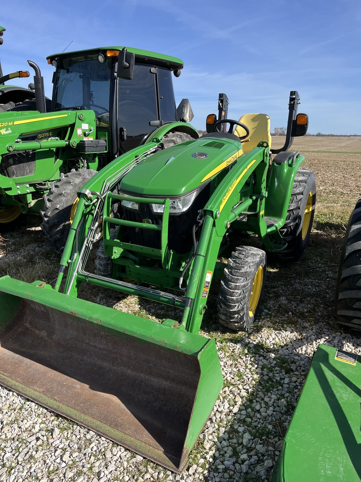 2016 John Deere 3033R Tractor