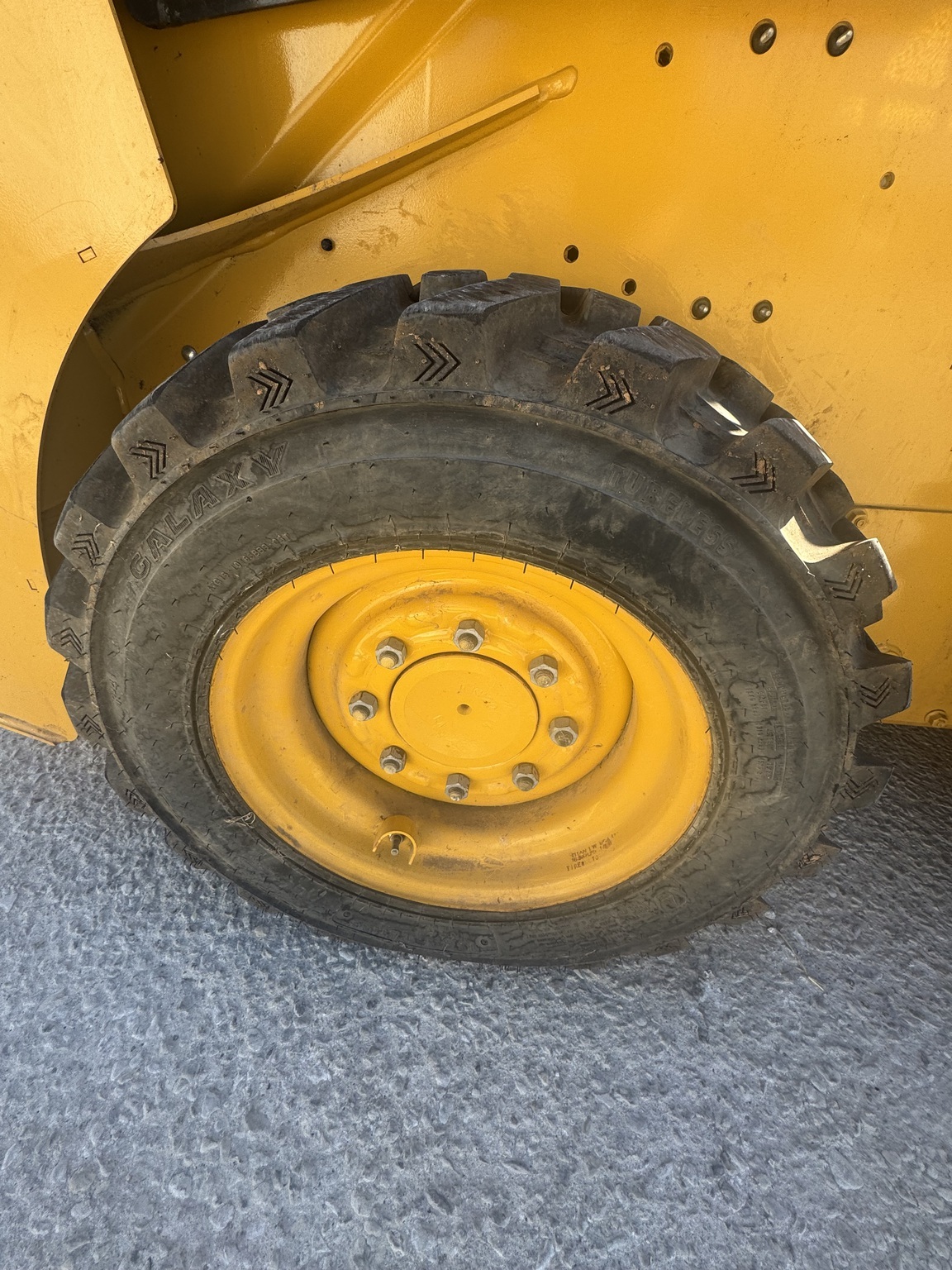 2021 Deere 318G Skid Steer