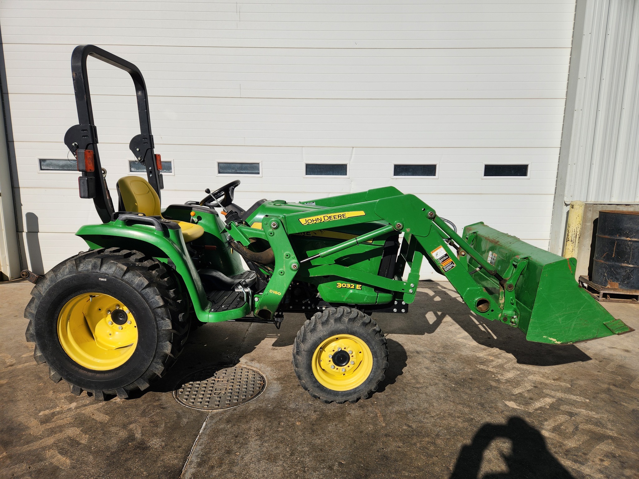 2017 John Deere 3032E Tractor