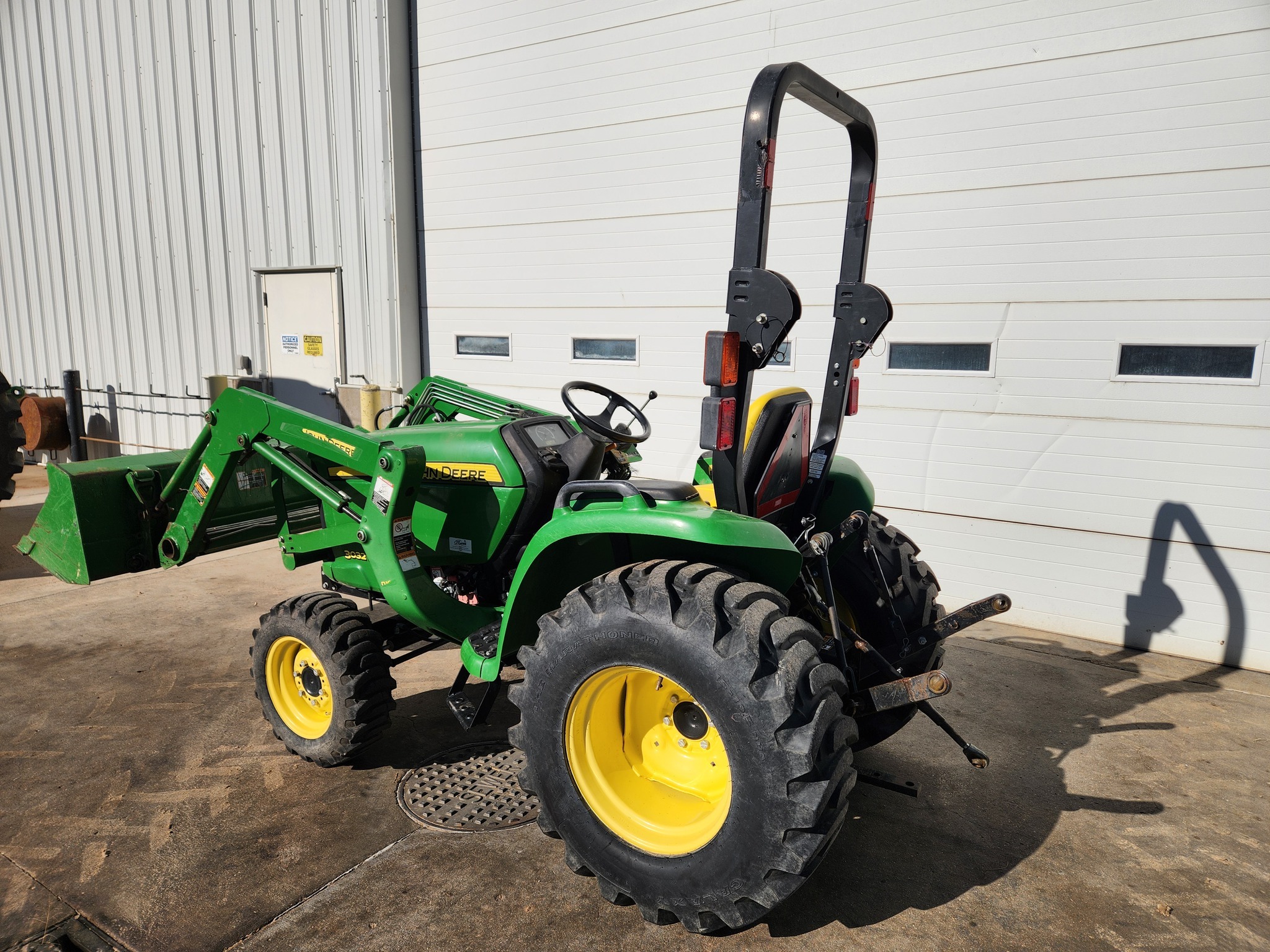 2017 John Deere 3032E Tractor