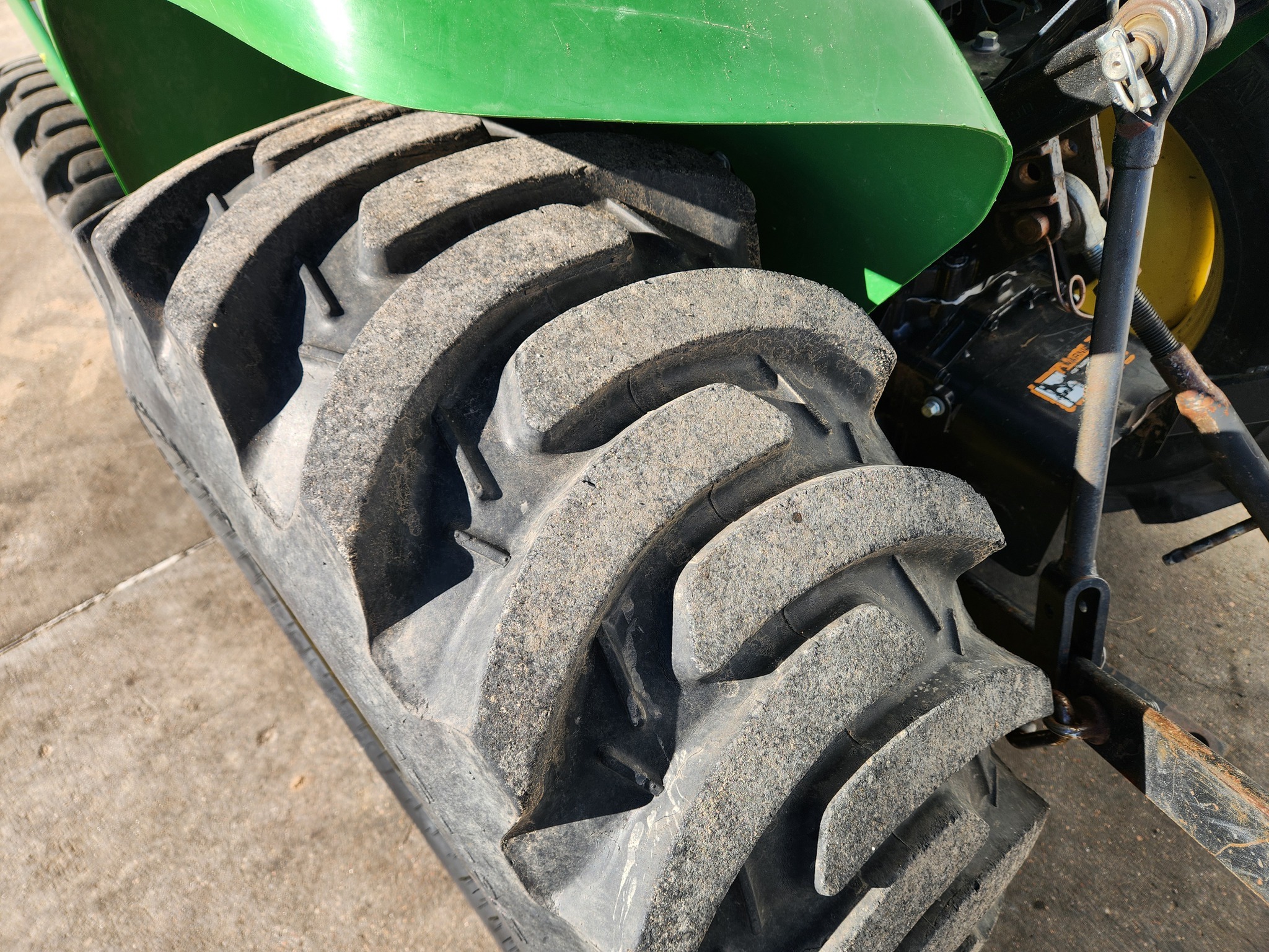 2017 John Deere 3032E Tractor