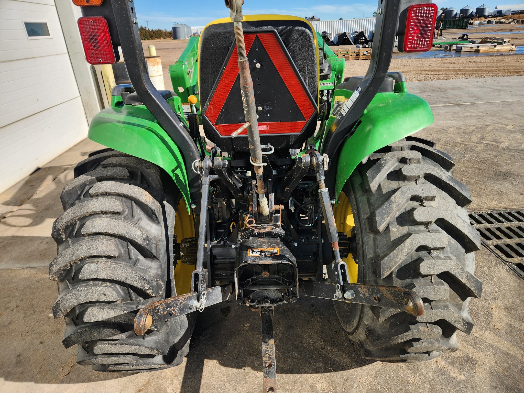 2017 John Deere 3032E Tractor