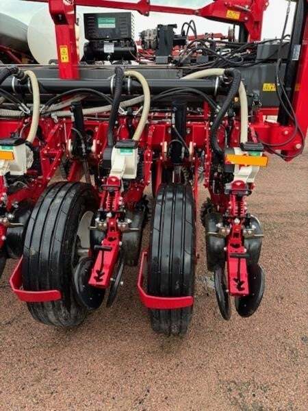 2019 White 9816VE Planter