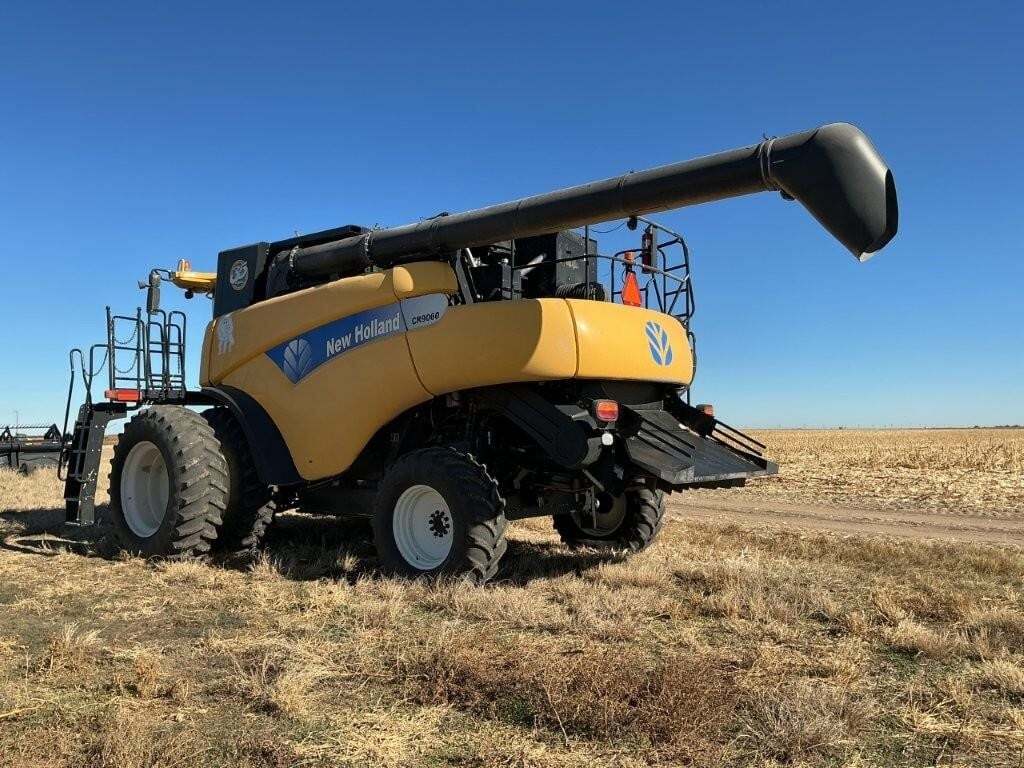 2010 New Holland CR9060 Combine