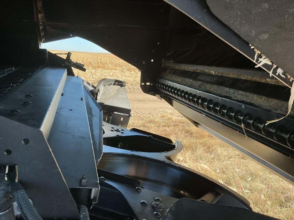 2010 New Holland CR9060 Combine