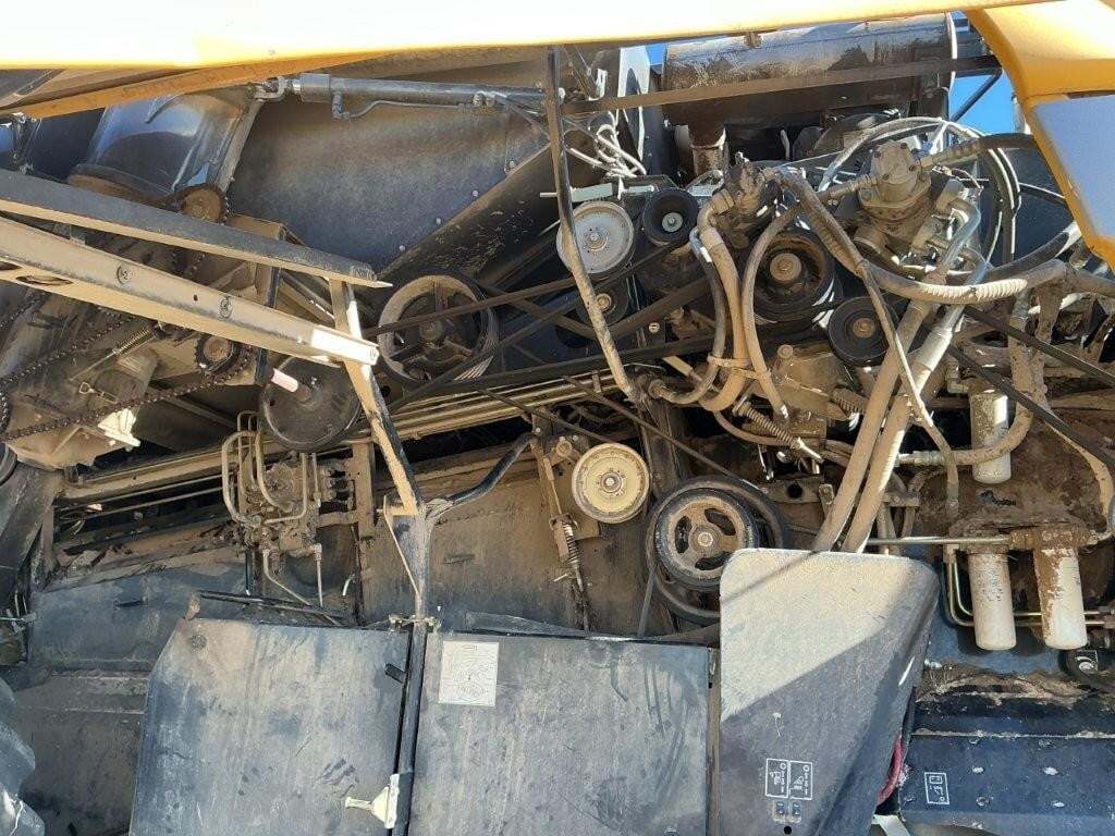 2010 New Holland CR9060 Combine