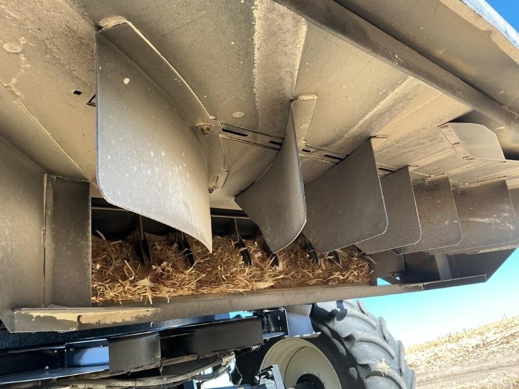 2010 New Holland CR9060 Combine