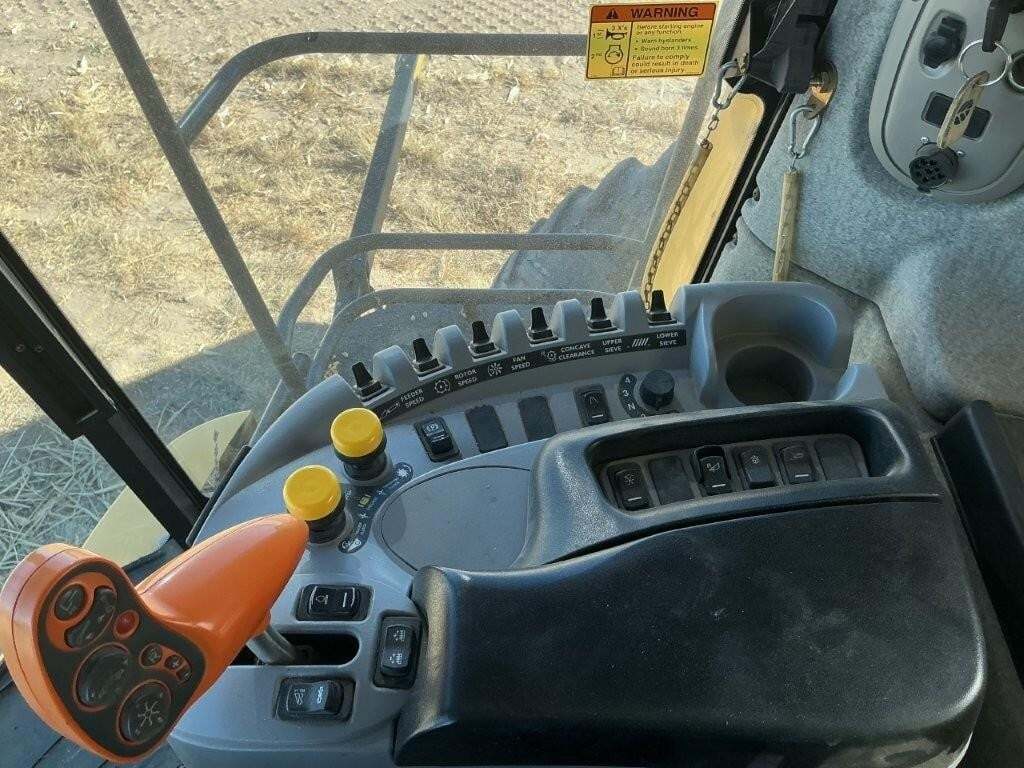 2010 New Holland CR9060 Combine