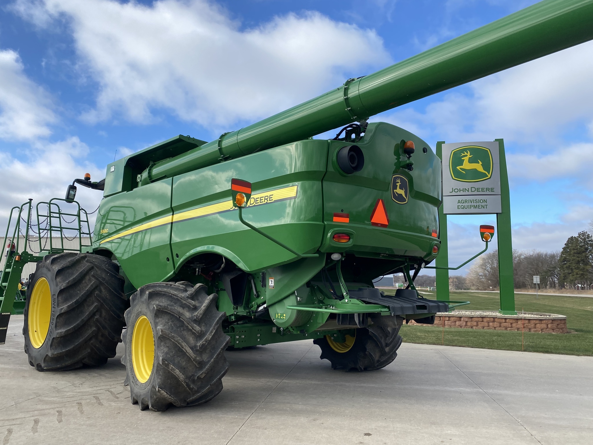 2017 John Deere S680 Combine