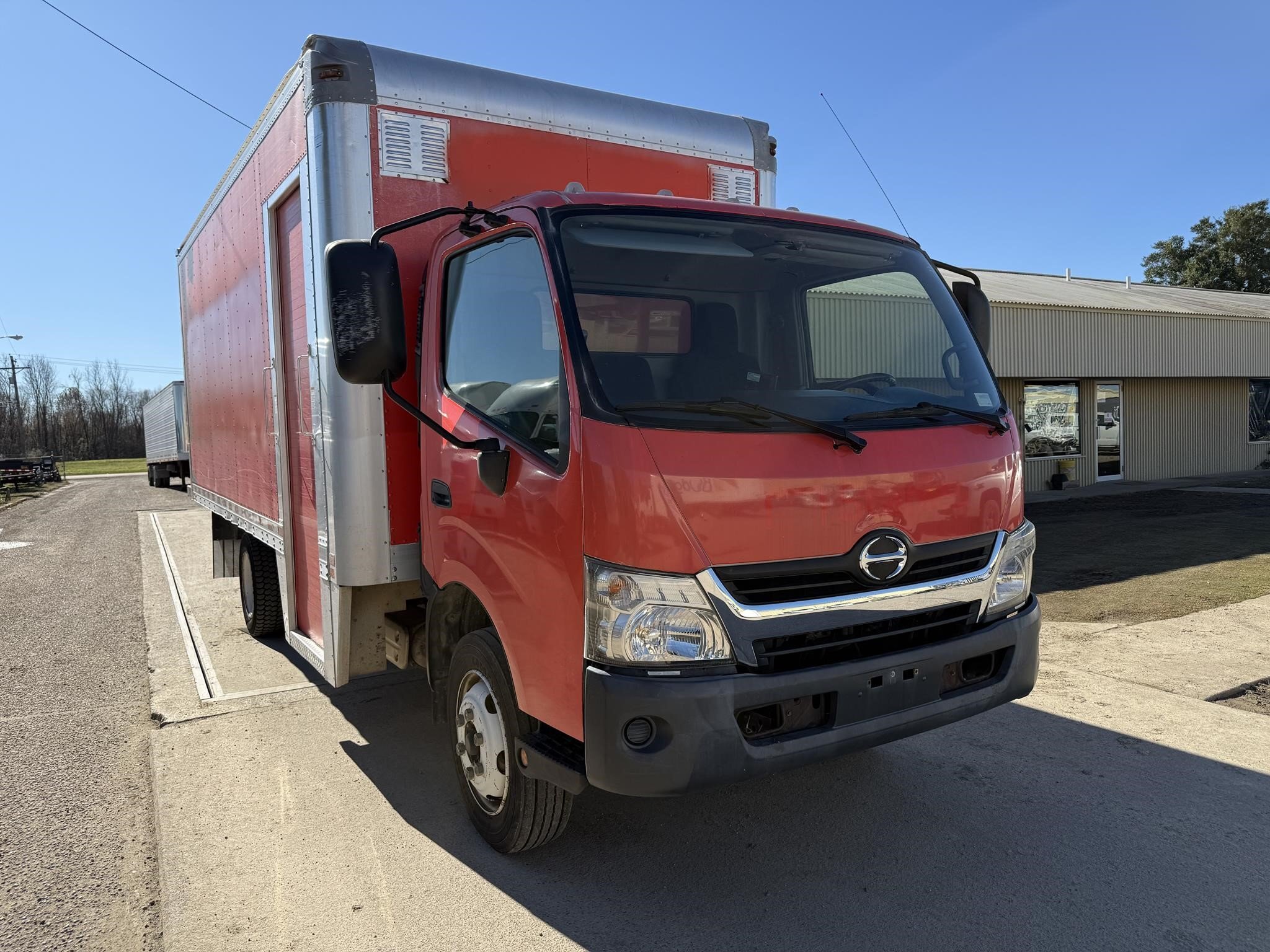 2018 Hino 195 Box Trucks/Trailer
