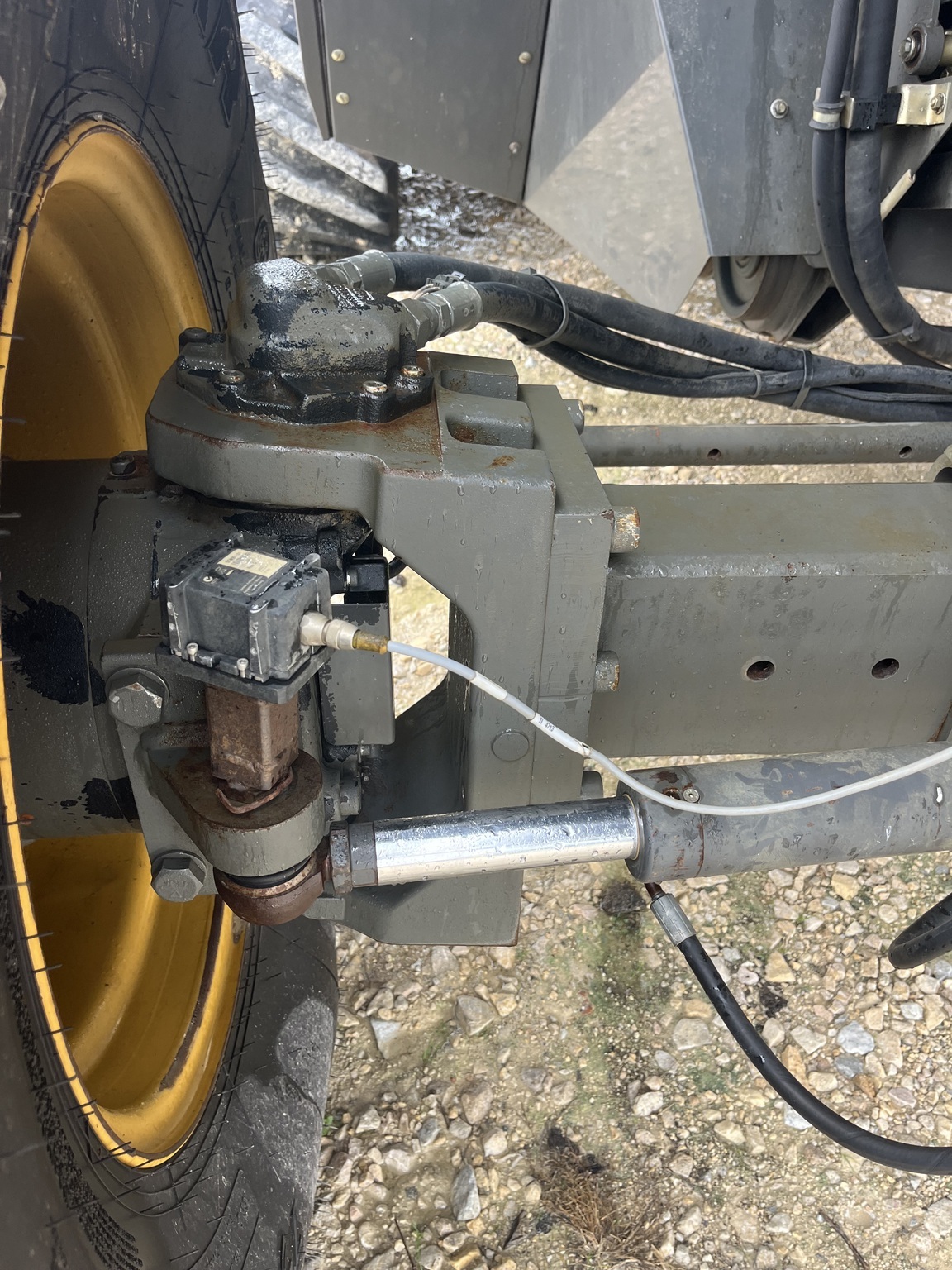 2010 Caterpillar 585R Combine