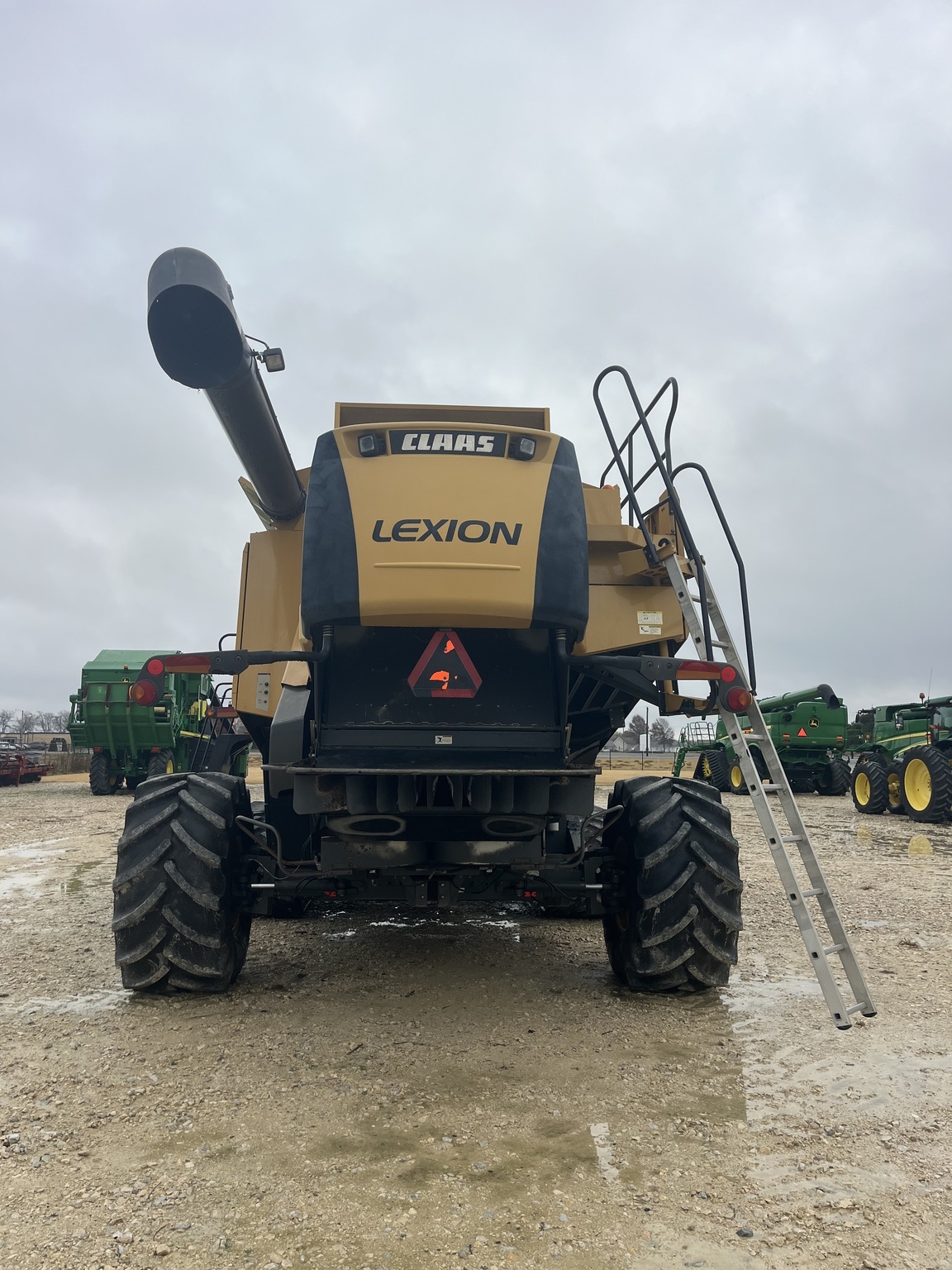 2010 Caterpillar 585R Combine