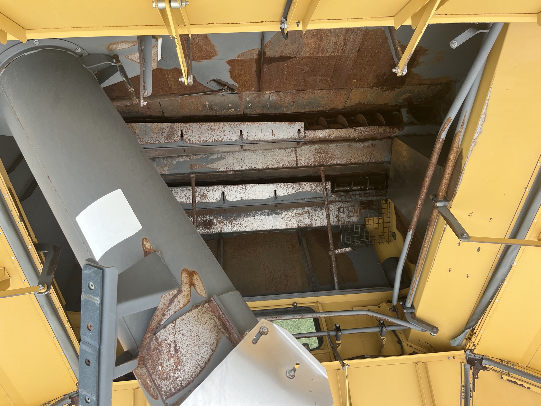 2010 Caterpillar 585R Combine