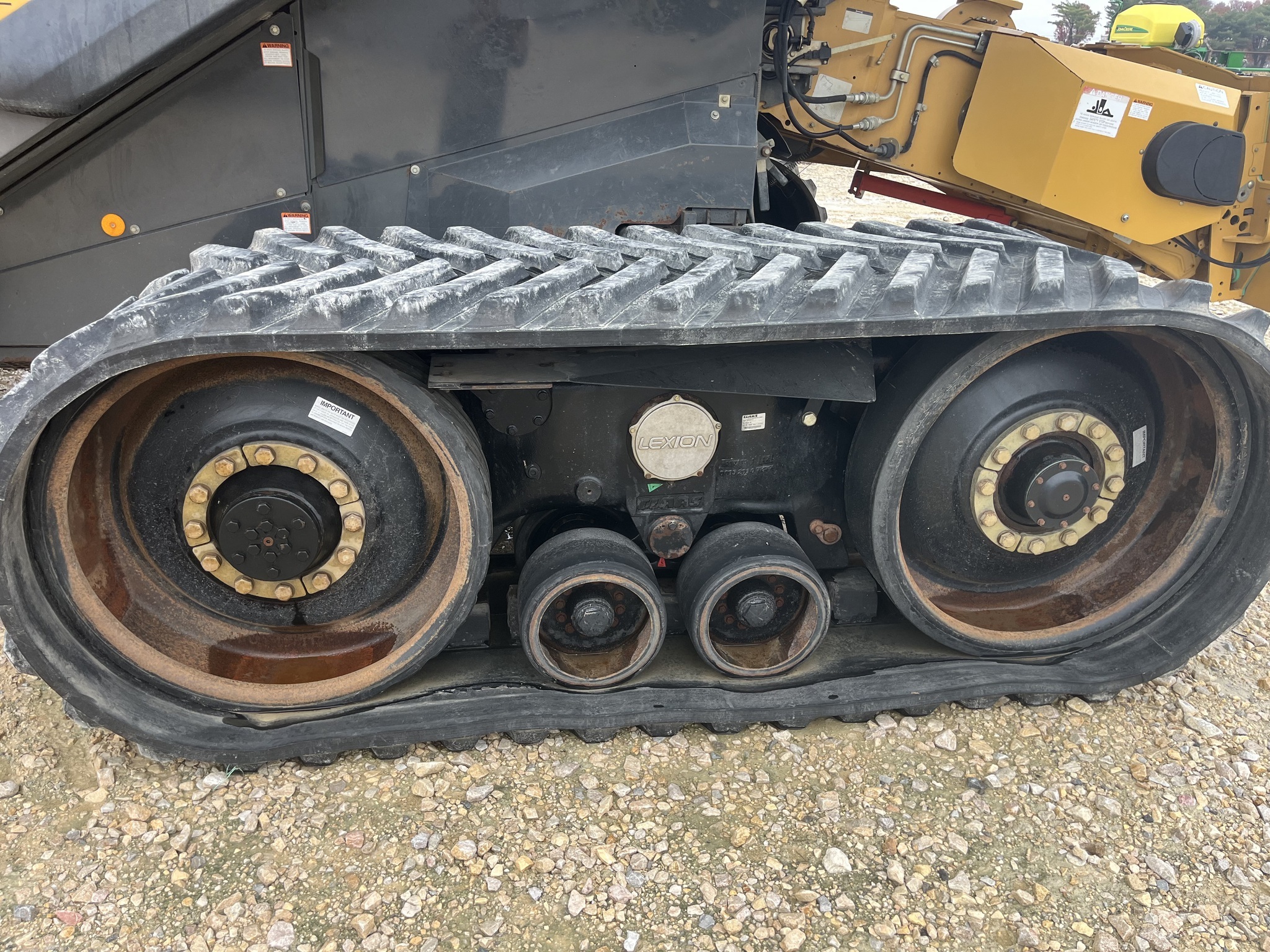 2010 Caterpillar 585R Combine