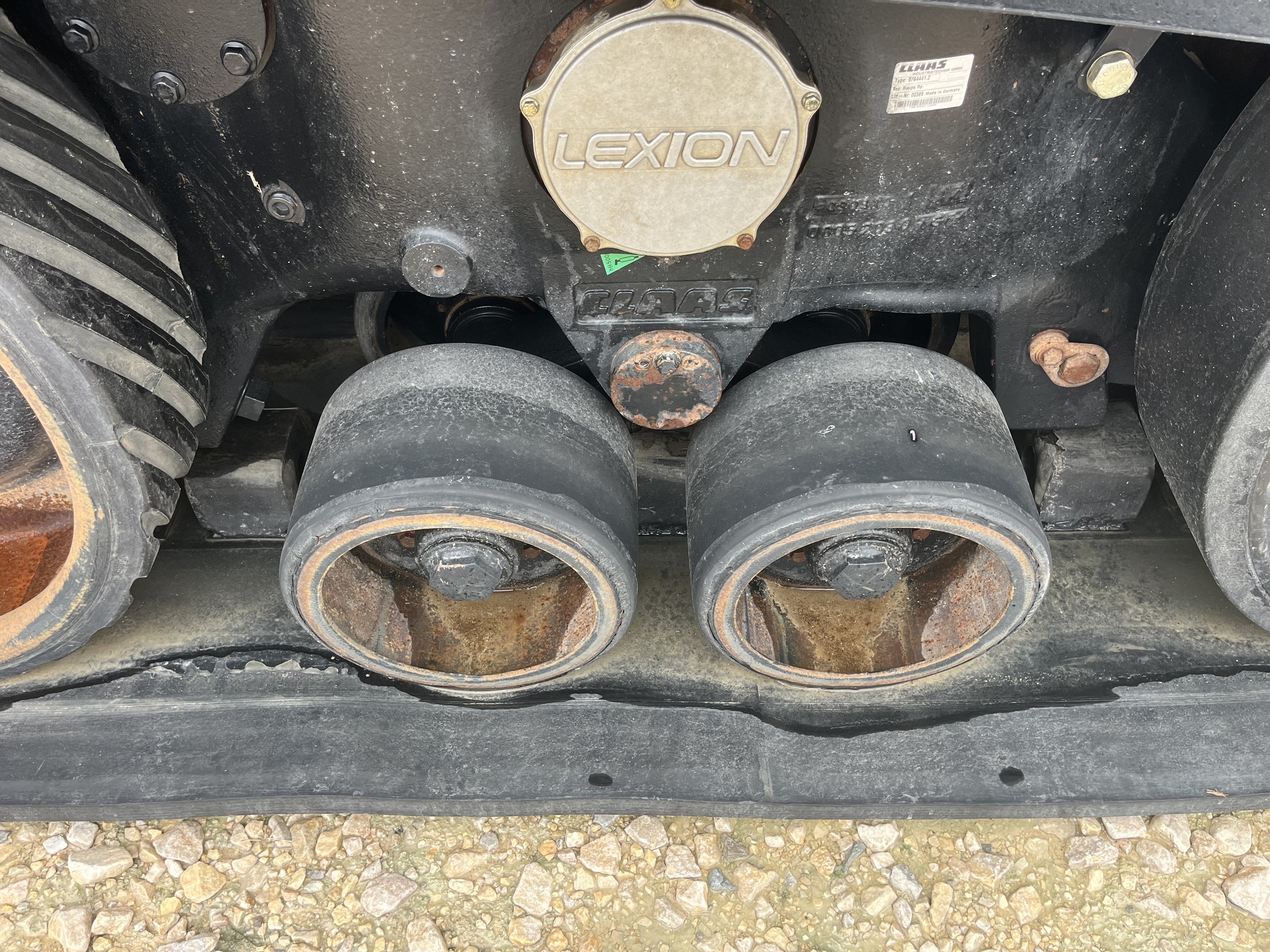 2010 Caterpillar 585R Combine