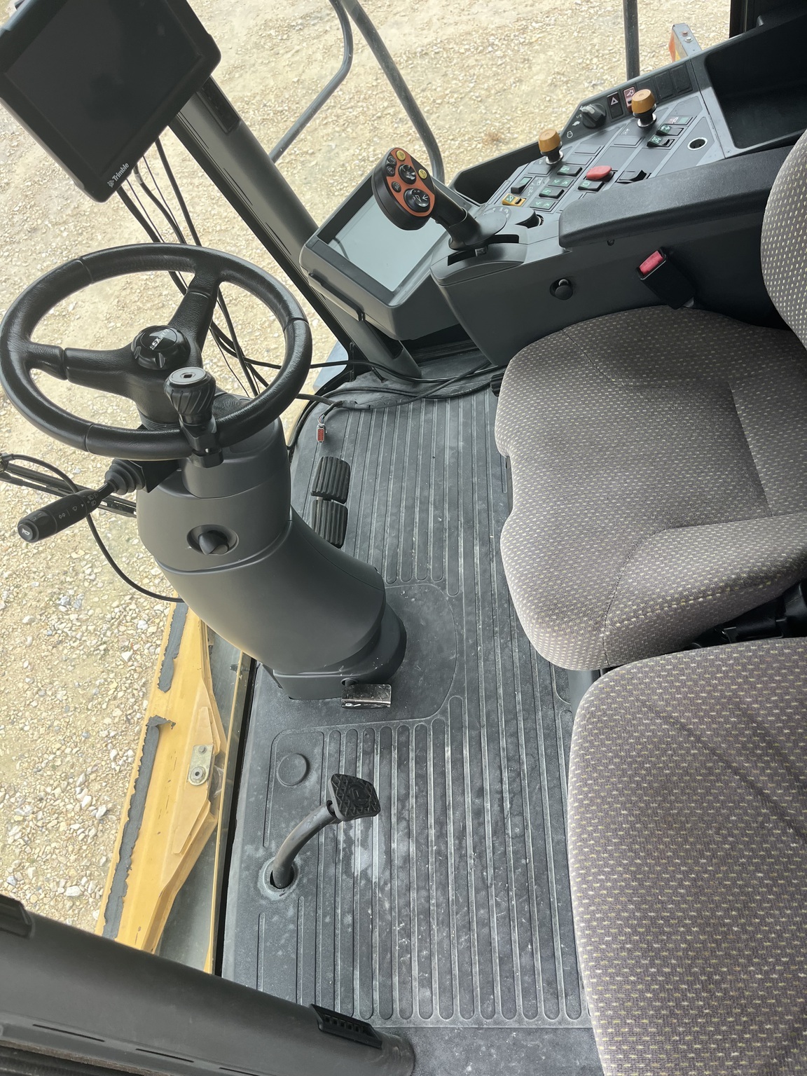 2010 Caterpillar 585R Combine
