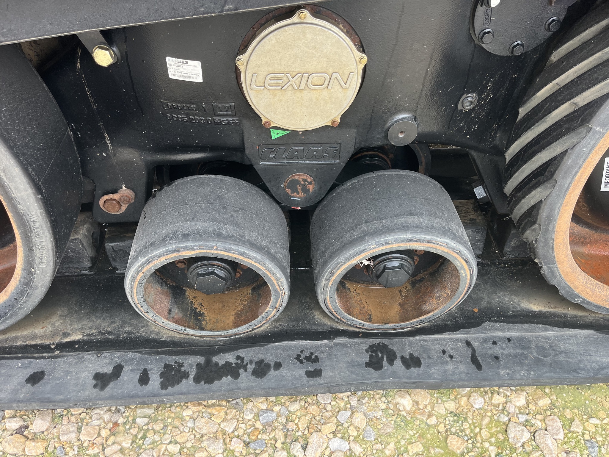 2010 Caterpillar 585R Combine